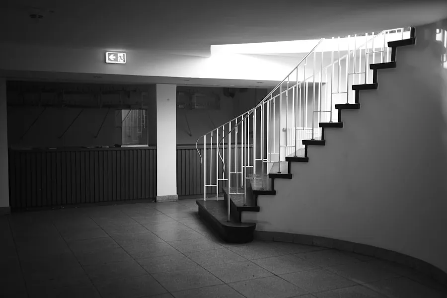 Cage d’escalier moderne et immaculée