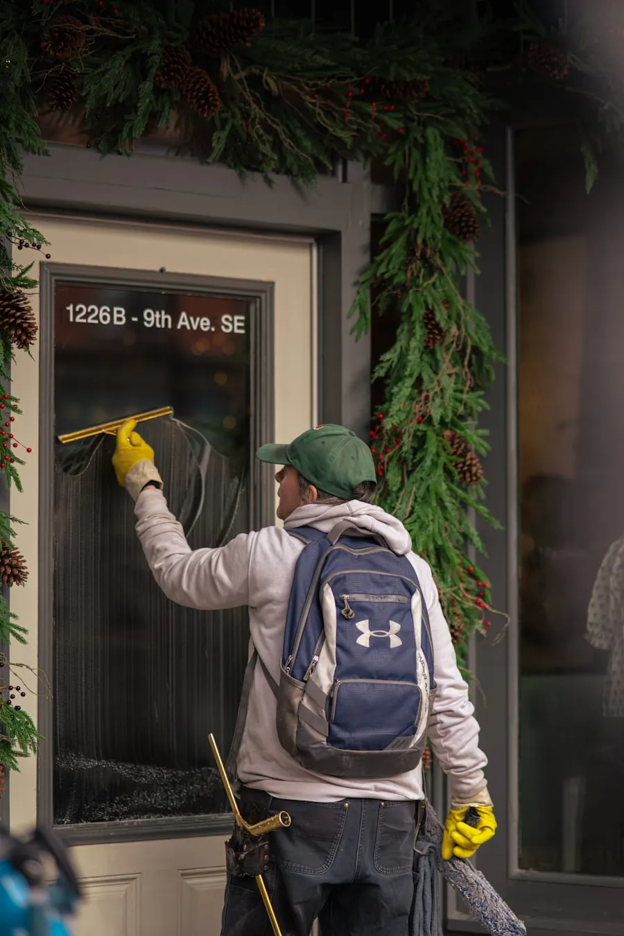 Lavage d’une vitrine de commerce à la raclette